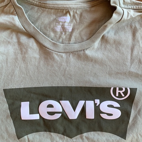 Men’s Medium Levi’s T-Shirt - Picture 2 of 5